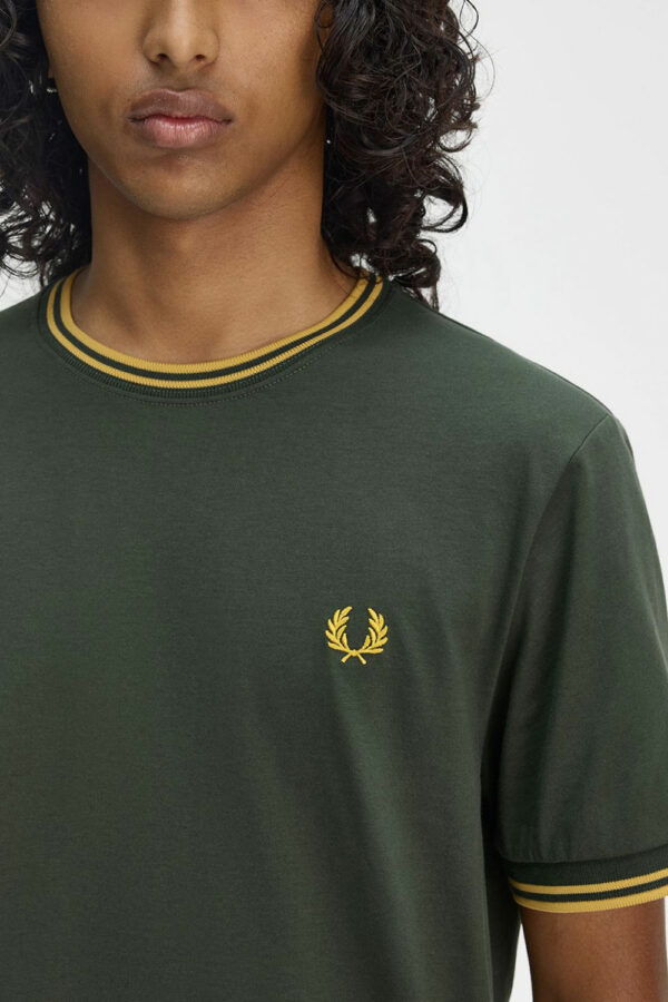 Fred Perry Ανδρική Κοντομάνικη Μπλούζα T-Shirt Twin Tipped M1588-Y22 Crt Grn/Hnycmb - Image 2