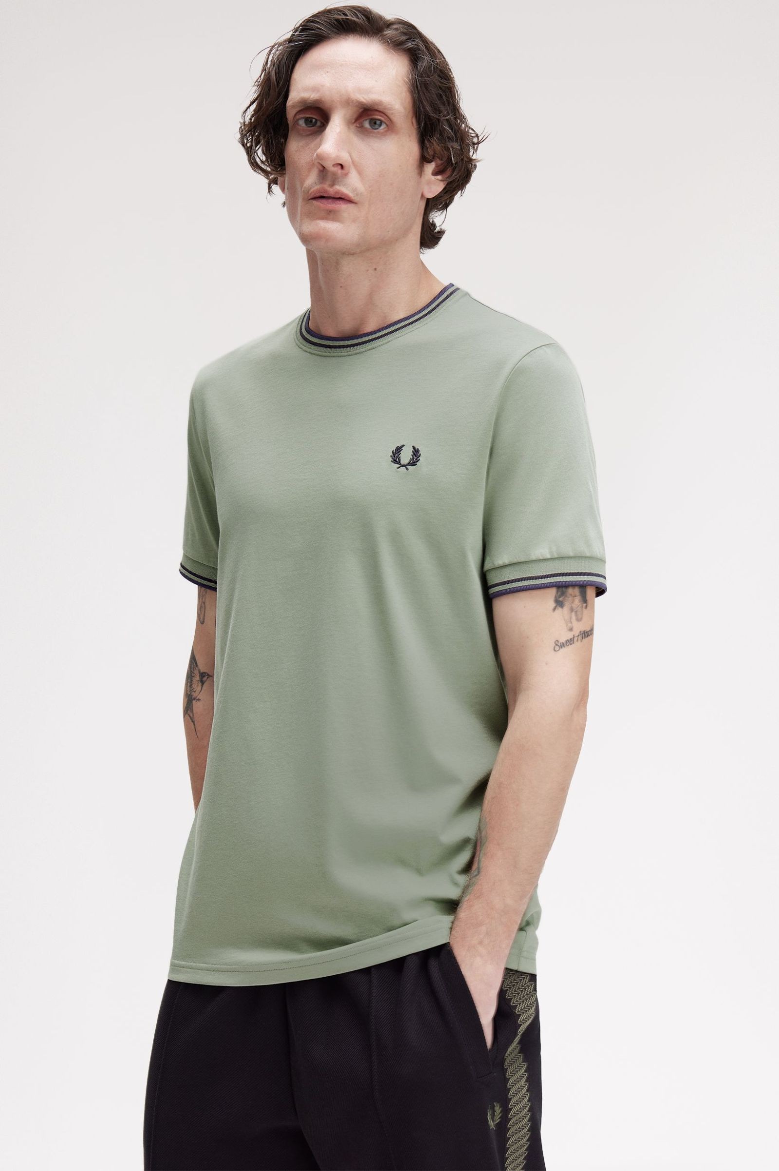 Fred Perry Ανδρική Κοντομάνικη Μπλούζα Twin Tipped T-shirt M1588V-Z49 Bay Leaf / Dark Airforce / Tennis Blue - Image 2