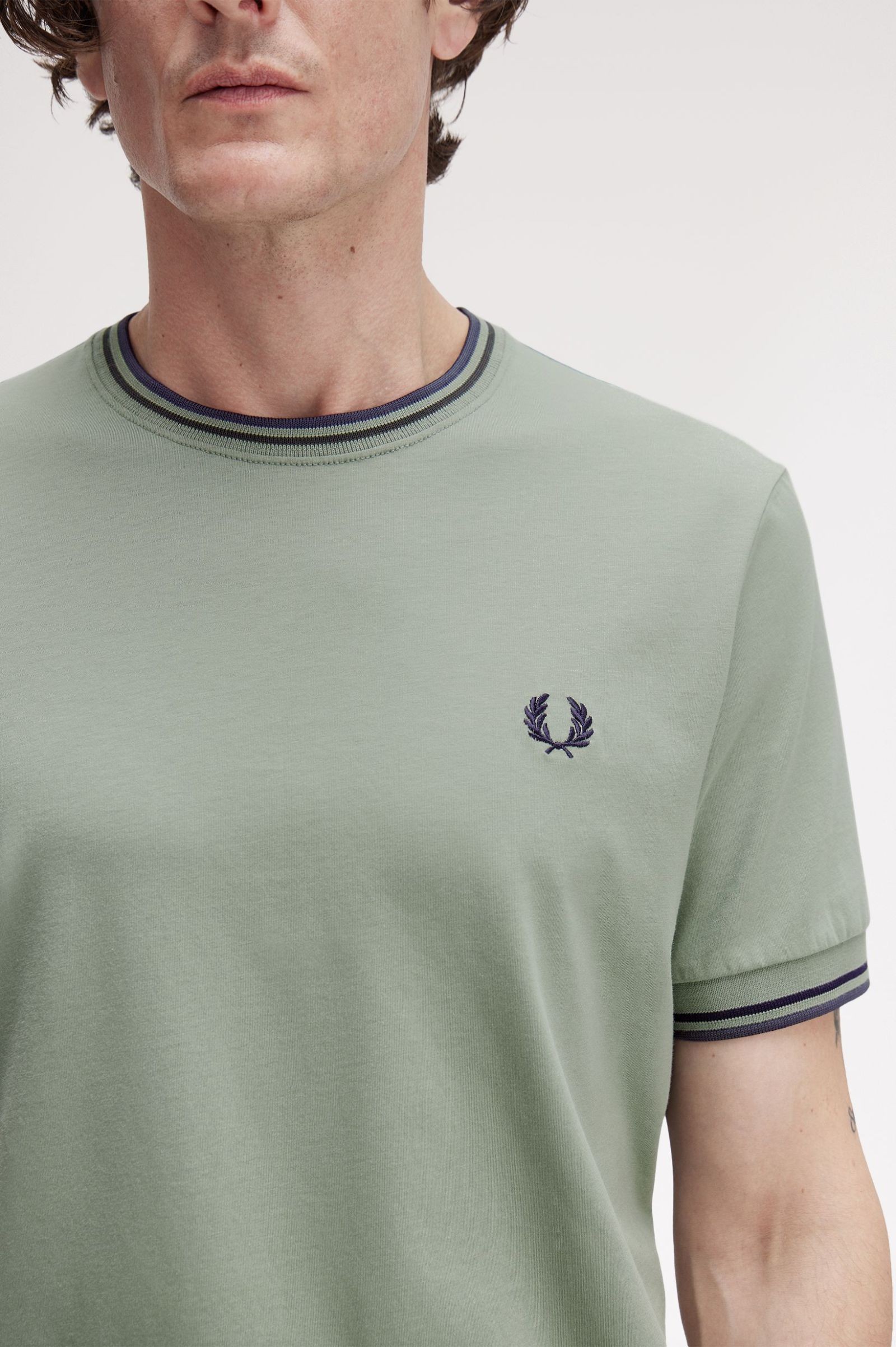 Fred Perry Ανδρική Κοντομάνικη Μπλούζα Twin Tipped T-shirt M1588V-Z49 Bay Leaf / Dark Airforce / Tennis Blue - Image 3