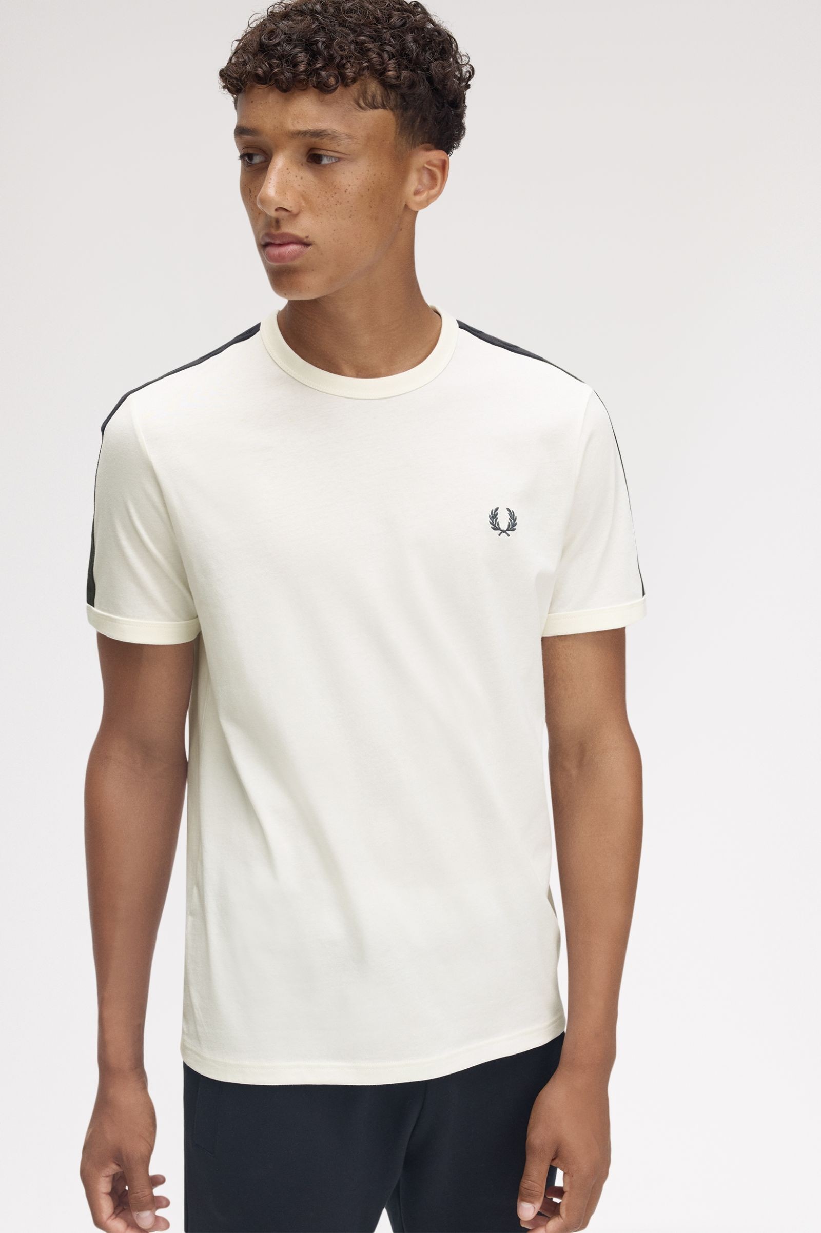 Fred Perry Ανδρική Κοντομάνικη Μπλούζα Ringer T-shirt M4613-Z06 Contrast Tape Ringer T-shirt Light Ecru / Anchor Grey - Image 4