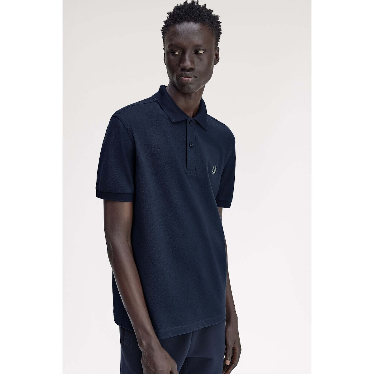 Fred Perry Ανδρικό Κοντομάνικο Polo M6000-Z65 Dark airforce/ Bay Leaf - Image 2