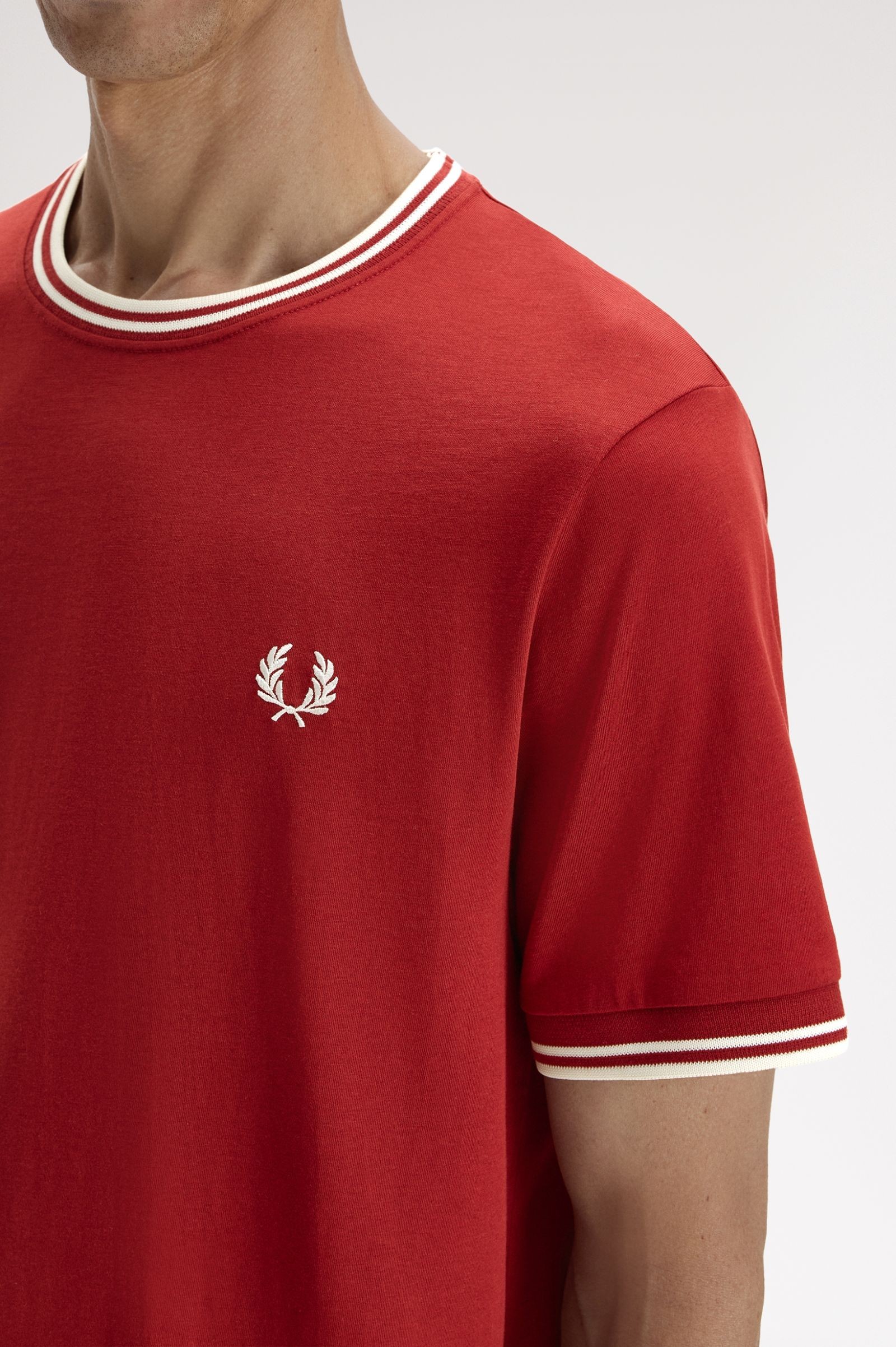 Fred Perry Ανδρική Κοντομάνικη Μπλούζα Twin Tipped T-shirt M1588V-07B Burnt Red / Snow White - Image 4