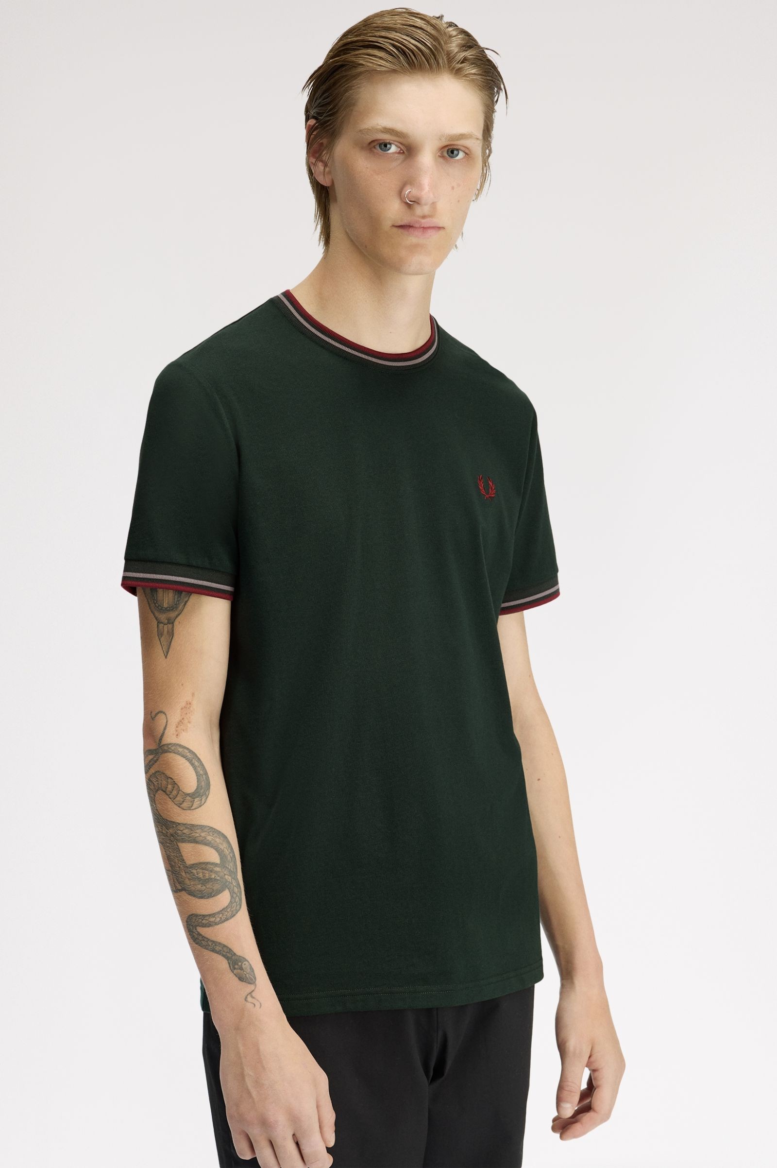 Fred Perry Ανδρική Κοντομάνικη Μπλούζα Twin Tipped T-shirt M1588V-85A Grassroots / Stockport Blue / Oxblood - Image 2