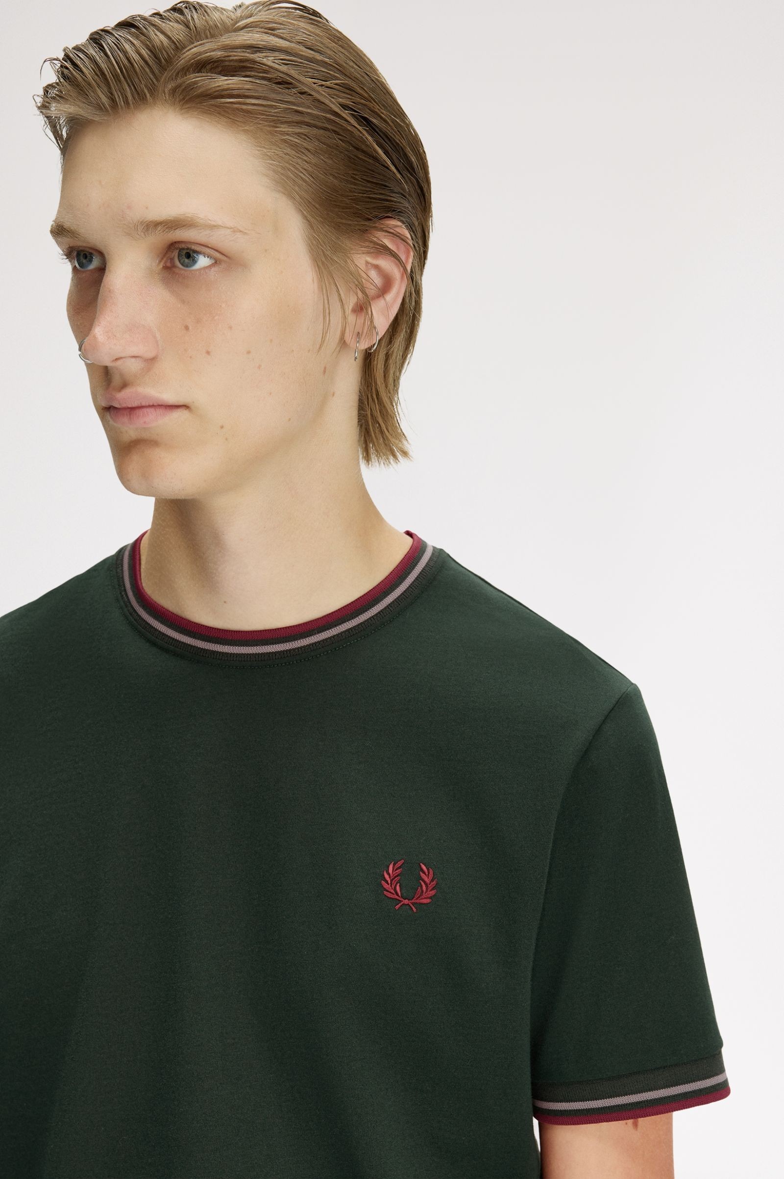 Fred Perry Ανδρική Κοντομάνικη Μπλούζα Twin Tipped T-shirt M1588V-85A Grassroots / Stockport Blue / Oxblood - Image 4
